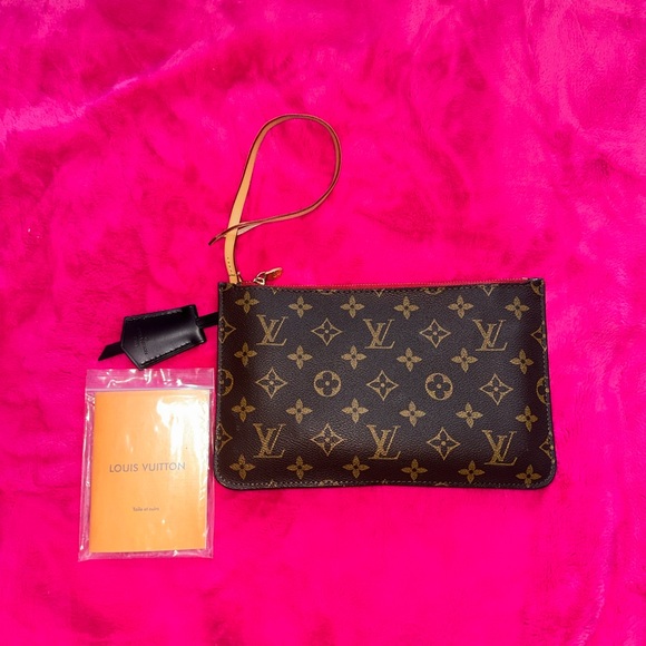 AUTHENTIC LOUIS VUITTON wrist bag/ wristlet. New - Picture 3 of 7